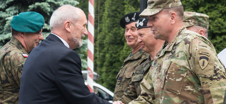 MON ujawnia szczegóły negocjacji o stacjonowaniu wojsk USA w Polsce. Opozycja: amatorszczyzna i brak profesjonalizmu