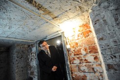 Zbigniew Ziobro otwiera lochy UB. Tu była katownia bezpieki [ZDJĘCIA]