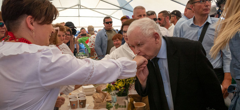 Jarosław Kaczyński spotkał się z Kołem Gospodyń Wiejskich. "Modlimy się"