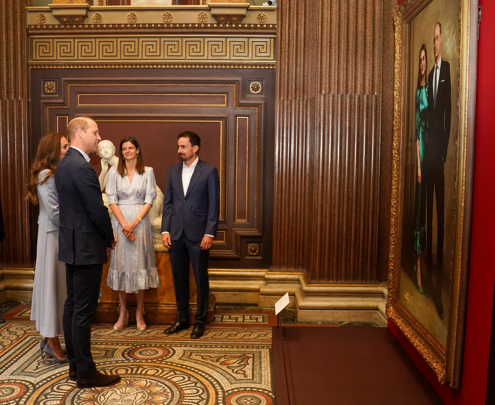 Princ William a vojvodkyňa Kate sa prišli pozrieť na svoj prvý maľovaný portrét.