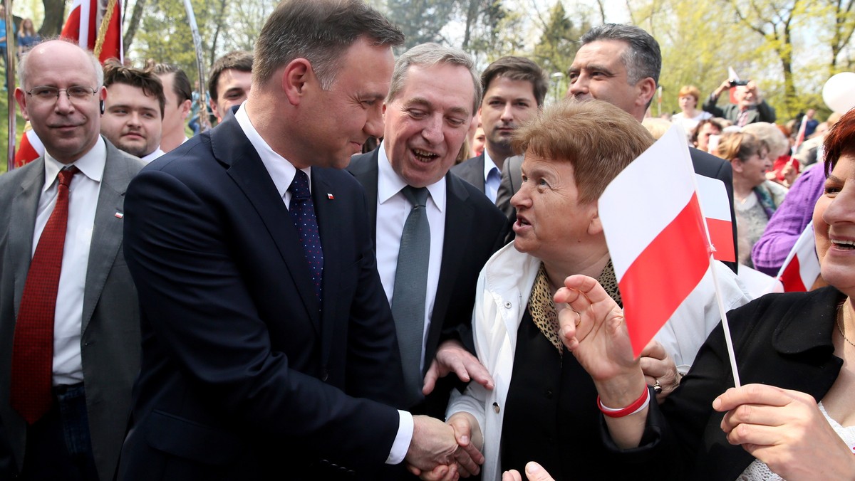 Kwota wolna od podatku z obecnych 3091 zł powinna być podniesiona na początek przynajmniej do 8 tys. zł, a później powinna być stopniowo podnoszona - mówił w Radiu Maryja i Telewizji Trwam kandydat na prezydenta Andrzej Duda.