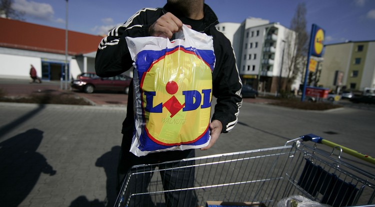 Lidl vásárló egy berlini üzlet parkolójában