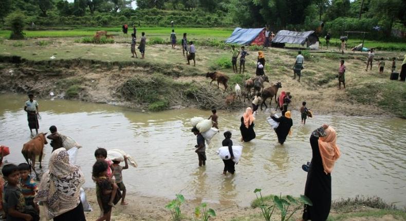 Rohingya refugees head back to Myanmar as Bangladeshi border guards drive them away from Bangladeshi territory