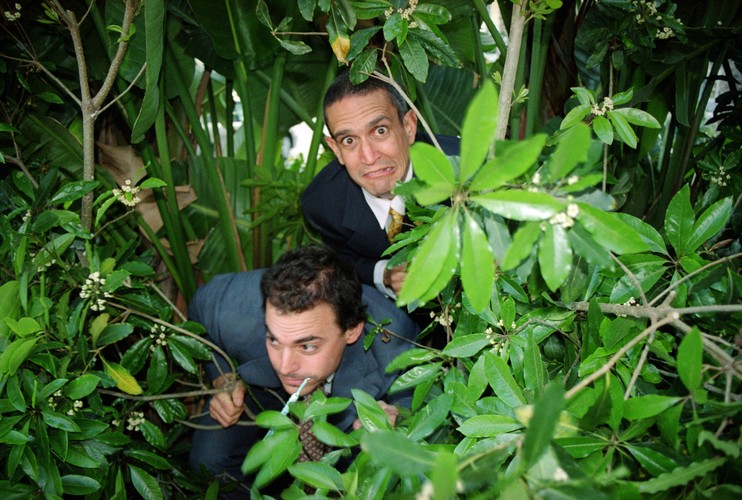 •	Yes-meni ratują świat (The Yes Men Fix The World, 2009) – Yes-meni to grupa alterglobalistów walczących z wielkimi korporacjami i nadużyciami ustroju kapitalistycznego. Tworzą fałszywe strony www, a potem przyjmują zaproszenia otrzymane przez nie, aby pojawić się na konferencjach, sympozjach i w programach telewizyjnych. Tym sposobem przedstawiają swój punkt widzenia na często dehumanizujące działania korporacji i agencji rządowych. Dokonania dwóch z nich zostały pokazane właśnie w tym arcyciekawym filmie, który mocno prowokuje i skłania do myślenia. Na zdjęciu dwóch yes-menów, głównych bohaterów filmu. Fot. Dan Ollman/HBO via Bloomberg