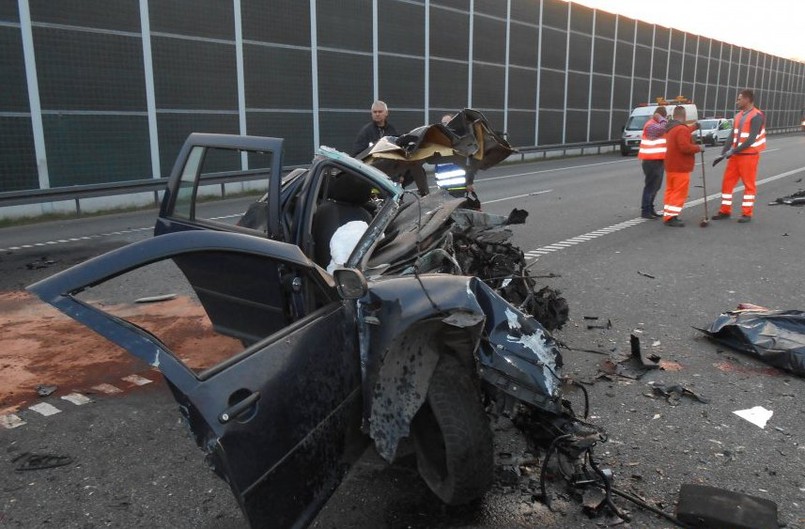 Tragedia na autostradzie A1 w Bytomiu w kierunku na Łódź. Z ustaleń policjantów wynika, że 39-letni mężczyzna kierujący osobowym volkswagenem, na prostym odcinku drogi jadąc pod prąd uderzył czołowo w samochód ciężarowy.