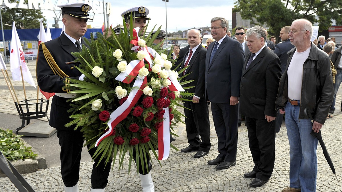 Prezydent Bronisław Komorowski i marszałek Senatu Bogdan Borusewicz złożyli kwiaty pod Pomnikiem Poległych Stoczniowców w Gdańsku, w 31. rocznicę podpisania Porozumień Sierpniowych. Obok prezydenta stał sygnatariusz Porozumień Sierpniowych Józef Przybylski oraz jeden z inicjatorów strajku w Stoczni Gdańskiej w sierpniu 1980 r. Bogdan Felski. Po złożeniu kwiatów Komorowski udał się do Warszawy, gdzie wręczył odznaczenia państwowe działaczom opozycji demokratycznej oraz w Galerii Kordegarda otworzył wystawę "21 x TAK".