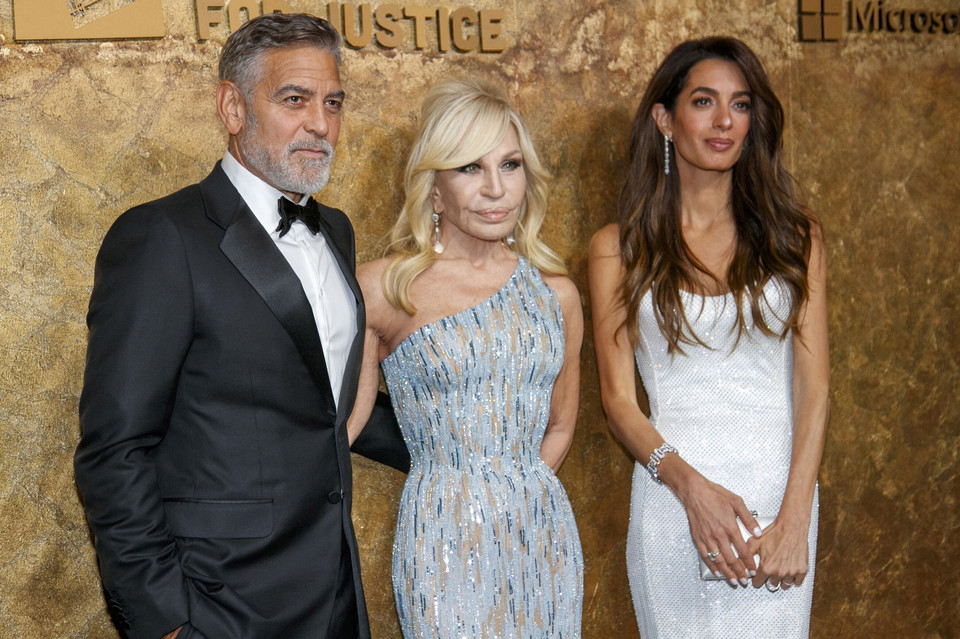  George Clooney, Donatella Versace i Amal Clooney