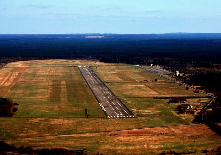 Koszalin-Zegrze Pomorskie<br>
<br>
Planowane otwarcie: lotnisko wykreślone z planów<br>
<br>
Przypadek Koszalina jest identyczny jak Białegostoku. Po ogłoszeniu przez UE wycofania wsparcia dla lotnisk regionalnych samorząd, który do tej pory poważnie myślał o inwestycji, uznał, że nie będzie w stanie wybudować portu lotniczego za 100 mln zł bez dofinansowania. Ruch w woj. zachodniopomorskim wciąż obsługiwać będzie wyłącznie lotnisko w Szczecinie.<br>
Zdj. PrzemekMac (Own work, Website, File) [CC-BY-SA-3.0 (http://creativecommons.org/licenses/by-sa/3.0)]