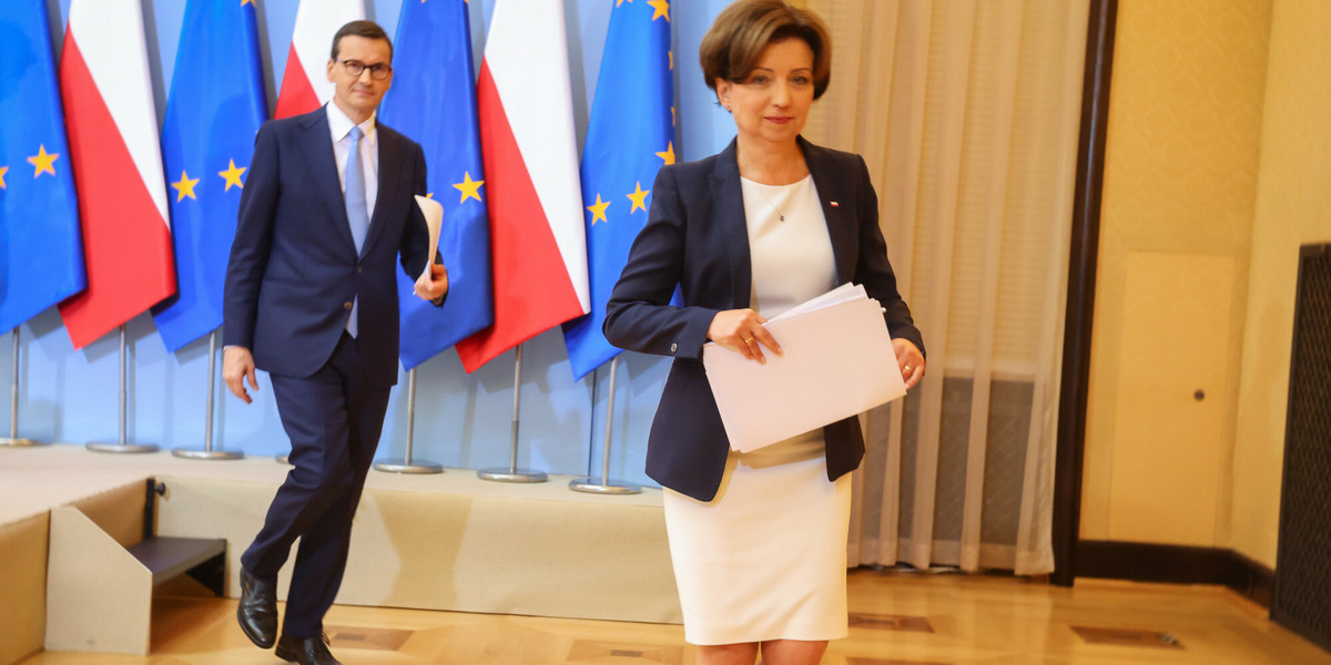 Minister Marlena Maląg, w tle premier Mateusz Morawiecki