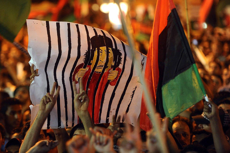 Libijczycy celebrują zwycięstwo partyzantów na Placu Zielonym w centrum Trypolisu.