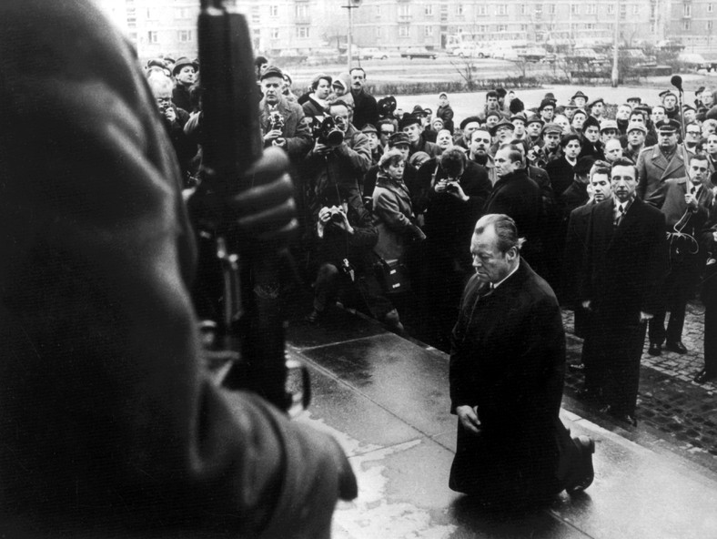 Kanclerz Niemiec Willy Brandt klękający przed Pomnikiem Bohaterów Warszawskiego Getta, 7 grudnia 1970 r.