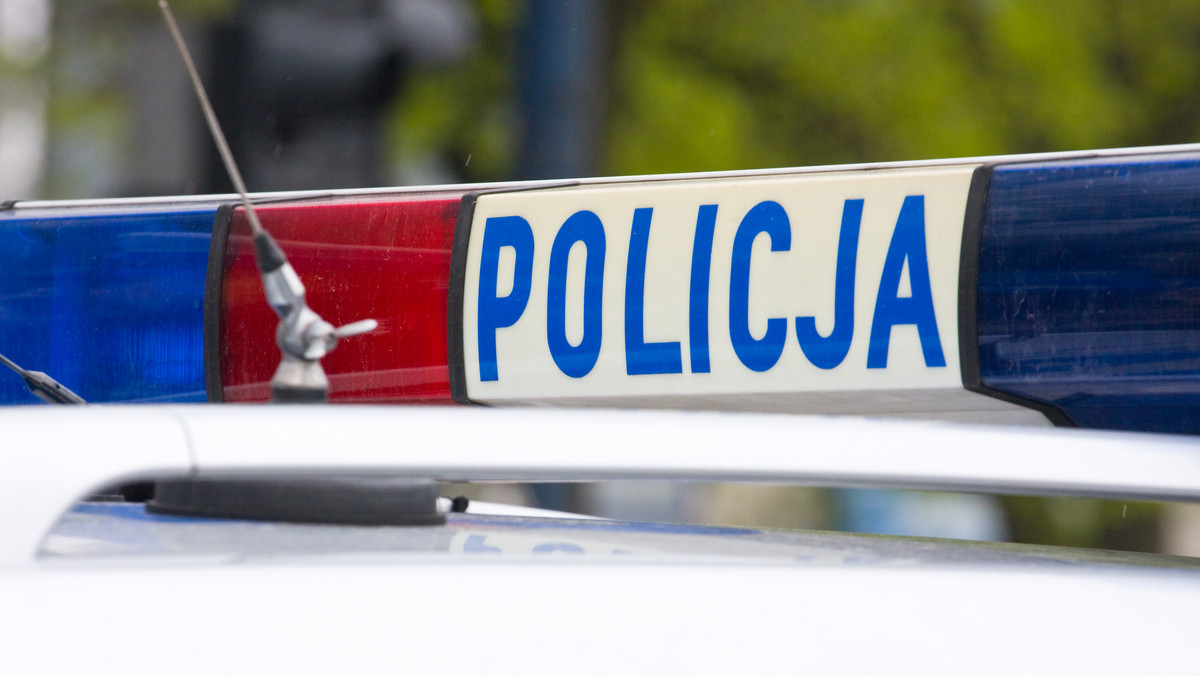 48-latek zmarł w wyniku wypadku, do którego wczoraj w nocy doszło w Tychowie Nowym koło Starachowic. Prowadzący opla mężczyzna próbował uciec policji, ale jadąc przez las, stracił panowanie nad swoim autem, uderzył w znak drogowy, a potem dachował.