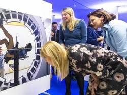 Co to za tkanina?! Elżbieta Bieńkowska w sukience à la płetwonurek