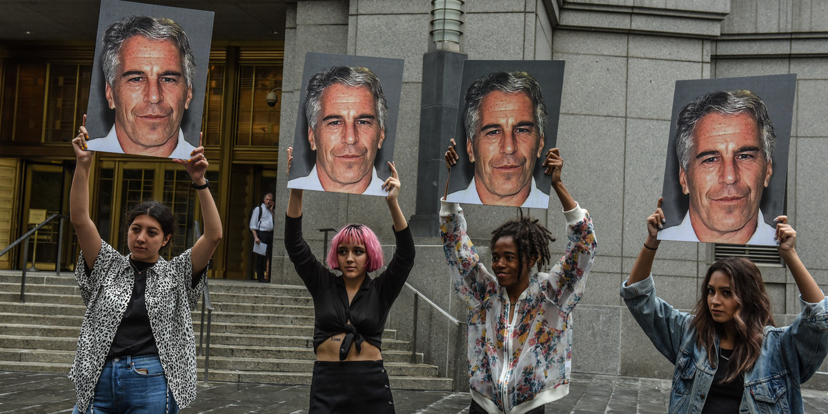 Protest przeciwko Jeffreyowi Epsteinowi, finansiście oskarżonemu o handel nieletnimi dla celów seksualnych. Deutsche Bank, według "WSJ", miał być głównym bankiem obsługującym jego finanse.