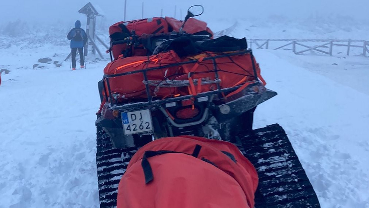 Karkonosze. Chciał zdobyć szczyt w szortach, później ukradł kurtkę ratownikowi