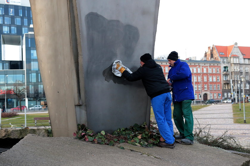 Zdewastowali pomnik Poległych Stoczniowców