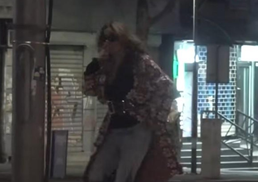 Ana Nikolić na tramvajskim šinama