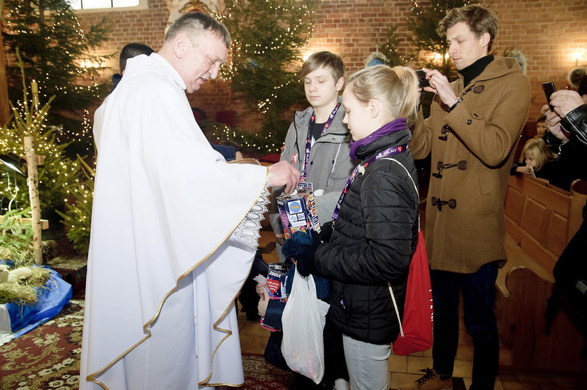 Ks. Kazimierz Klaban z Elbląga po raz trzeci oddaje tacę na WOŚP