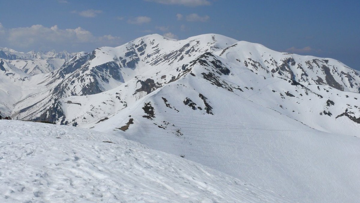 W Tatrach panują prawdziwie zimowe warunki. Powyżej 1300 m n.p.m. szlaki są pokryte warstwą świeżego śniegu. W czwartek rano na Kasprowym Wierchu leżało 6 centymetrów śniegu, a termometry na szczycie wskazywały minus 5 stopni Celsjusza.