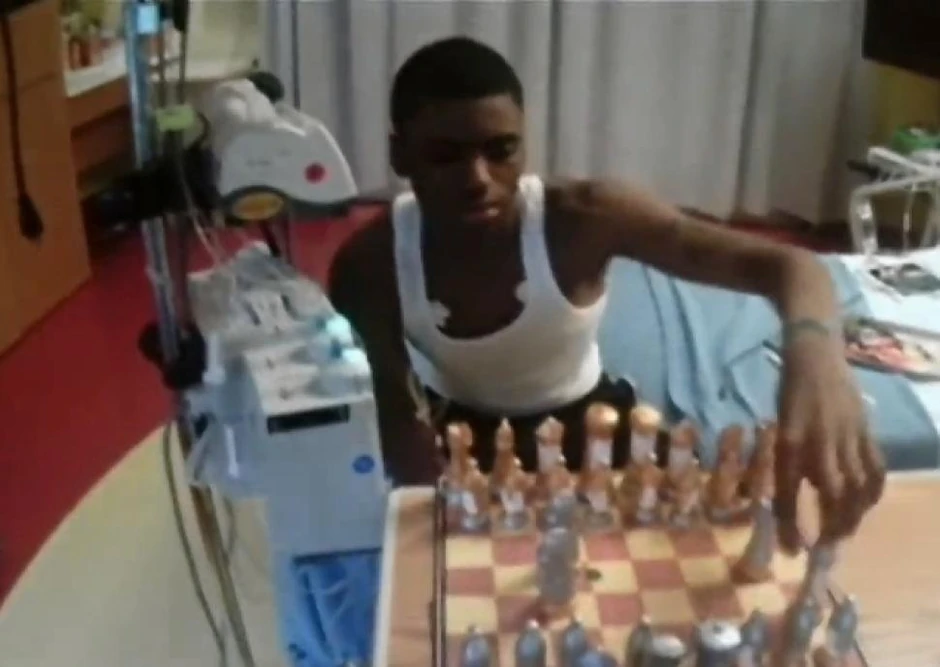 Entoni Trimejn Stouks tokom boravka u bolnici