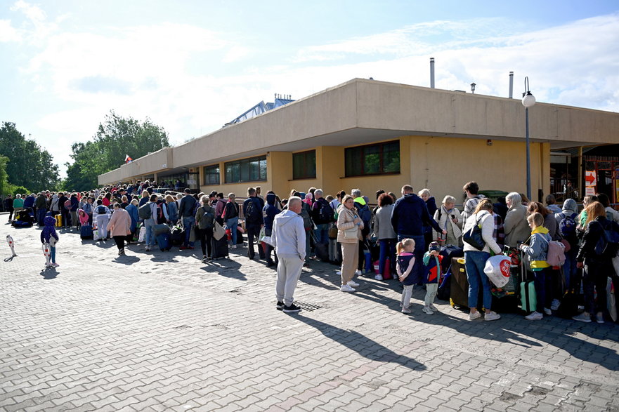 Ukraińscy uchodźcy oczekujący na pociąg w Przemyślu (maj 2022 r.)