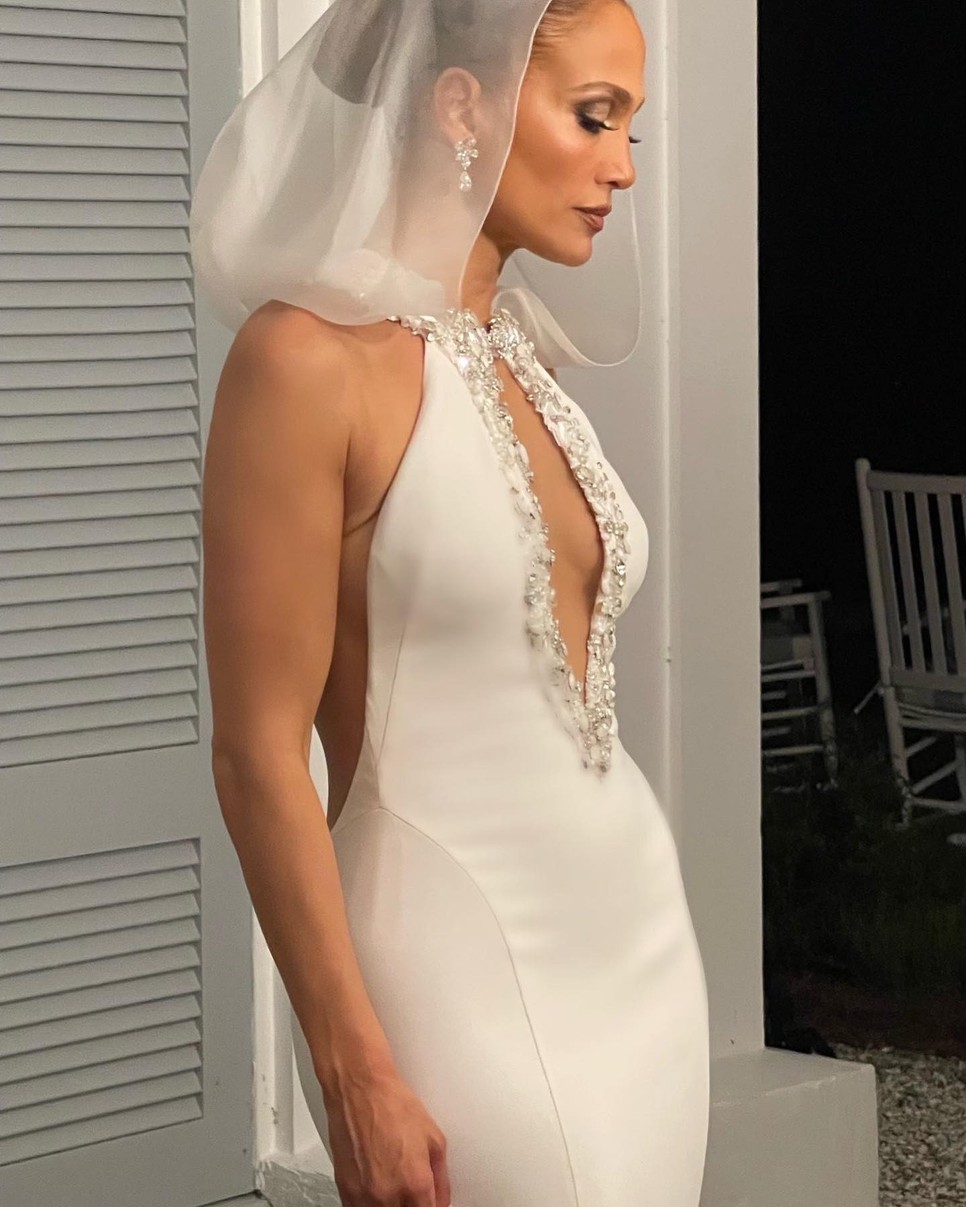 Jennifer Lopez három lélegzetelállító Ralph Lauren ruhát viselt az esküvőjén - KÉPEK