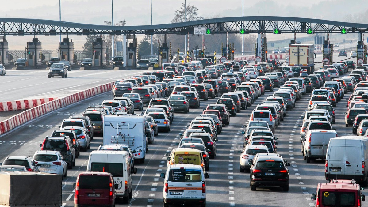 Szykuje się wielki remont na autostradzie A4 Kraków - Katowice. Od kwietnia na płatnym odcinku rozpoczyna się cykl remontów. W sumie nawierzchnia zostanie wymieniona na 60 kilometrach drogi, na pasach w kierunku Katowic i Krakowa. Prace mają potrwać do listopada 2017 roku. Jak dowiedziało się Radio Kraków, drogowcy planują jednak przerwę w remontach pod koniec lipca na czas Światowych Dni Młodzieży.