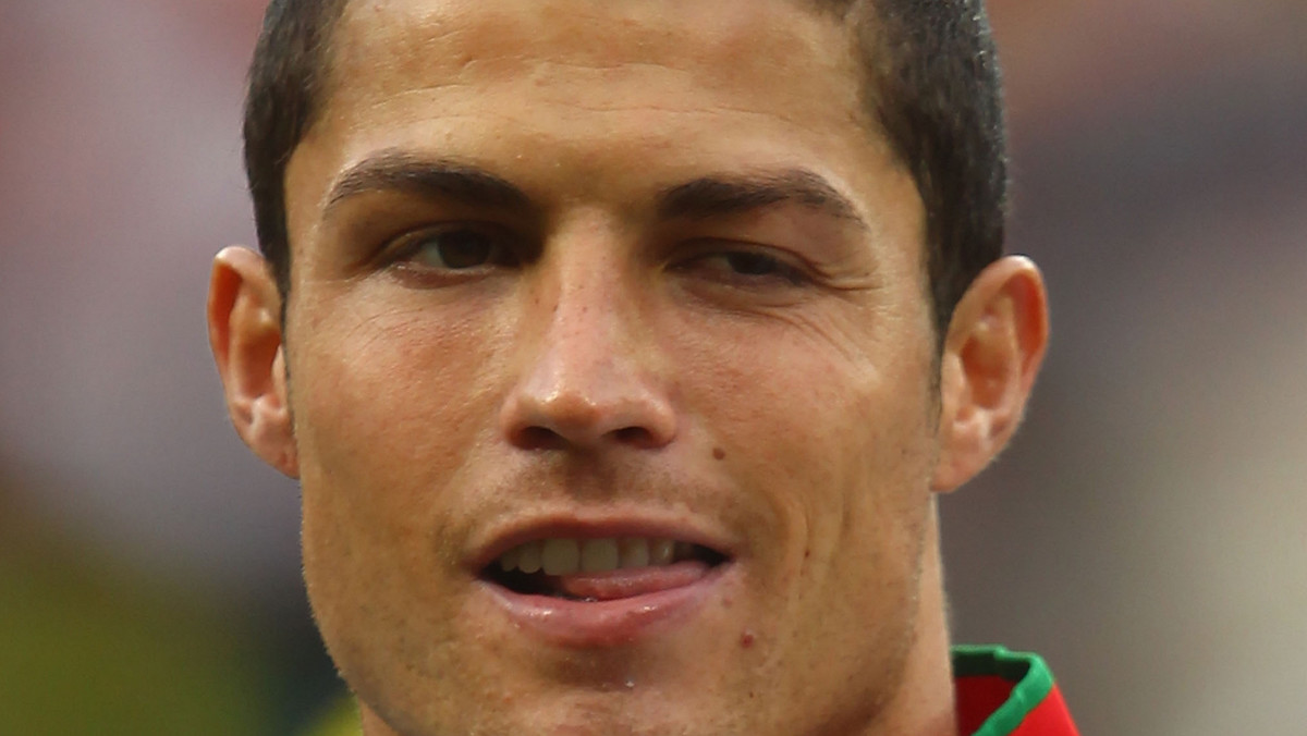 Powitanie na lotnisku w Sarajewie Cristiano Ronaldo zapamięta na długo. Portugalczycy grają z Bośnią i Hercegowiną o awans na Euro 2012.