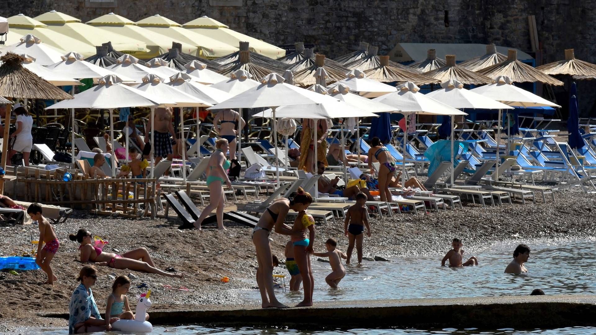 U Crnoj Gori od petka važe nova pravila zbog korone, moraće da ih se pridržavaju i srpski turisti ako žele da uđu u restrane i kafiće