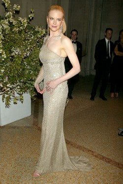 2003 Nicole Kidman - Az Istennő: a klasszikus divat témájához Nicole Kidman egy Tom Ford által tervezett Gucci ruhát viselt. A letisztult, mégis fényűző darab tökéletesen kiemelte Kidman kifinomult stílusát.