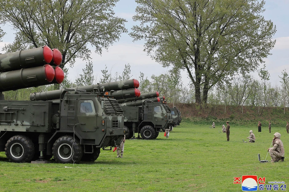 Raketne vežbe koje simuliraju nuklearni kontranapad na neprijatelja na nepoznatoj lokaciji u Severnoj Koreji 22. aprila