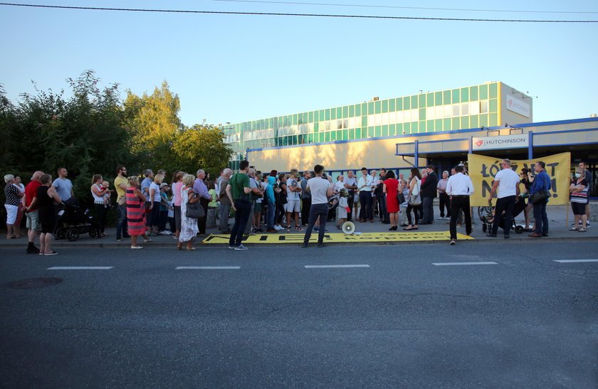 Protest mieszkańców przeciwko firmie Hutchinson