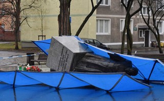 Działacze Solidarności postawili w nocy pomnik ks. Jankowskiego