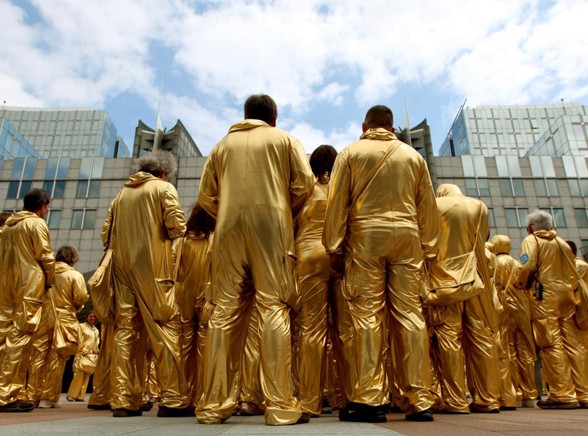 Akcja artystyczna Pawła Althamera - 'Wspólna Sprawa'. Około 160 mieszkanców bródna, przebranych w złote stroje astronautów, wyleciało pomalowanym na złoto samolotem do Brukseli. Uczcili tym XX rocznicę odzyskania wolności w Europie Środkowej