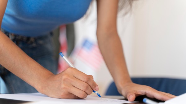 Chcąc oddać ważny głos, należy wpisać znak X w kratkę znajdującą się po lewej stronie nazwiska wybranego kandydata (muszą to być dwie przecinające się linie w obrębie kratki). Za nieważny uznaje się głos oddany w wyborach do Sejmu i |Senatu, gdy wyborca nie postawi znaku X w żadnej z kratek lub postawi go w więcej niż jednej kratce na danej karcie do głosowania.