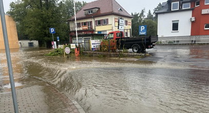 Rekordowy poziom wody na Bobrze w Jeleniej Górze. Wał nie pękł, ale woda się przelewa