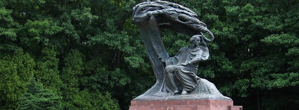 <b> Łazienki Królewskie</b><br/>  To jeden z najpiękniejszych zespołów pałacowo – parkowych w Polsce. Organizowane są tutaj recitale chopinowskie z udziałem światowej klasy  pianistów.