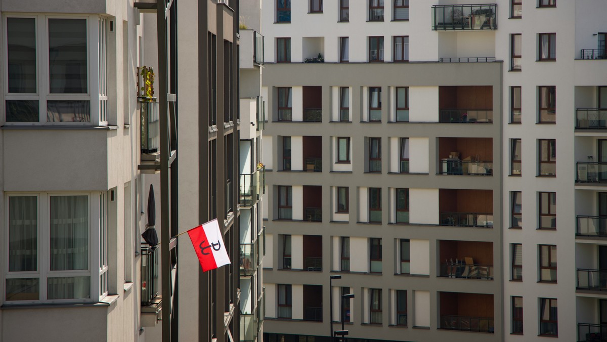 Zachód porównuje obecne odrodzenie patriotyzmu w Polsce do fenomenu pokojowej rewolucji Solidarności. Przywiązanie do polskości coraz mocniej objawiają młodzi.