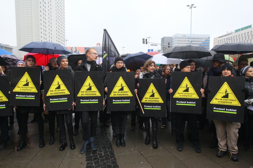 Ks. Marek Różycki o uczestniczkach czarnego protestu: głupie baby