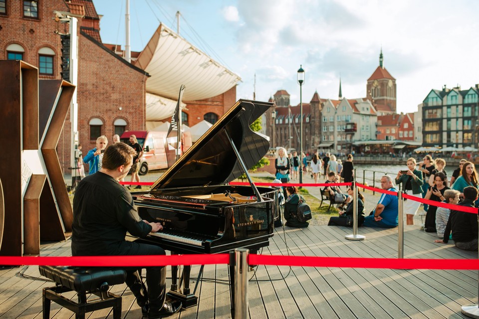 Artystyczny recital fortepianowy w przestrzeni miejskiej w wykonaniu Mikołaja Sikały. 