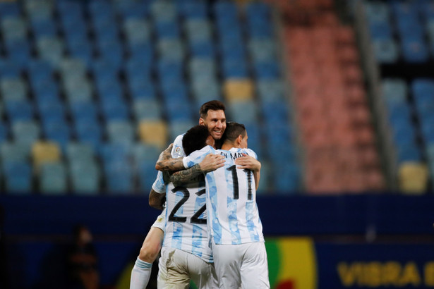 Lautaro Martinez, Lionel Messi i Angel Di Maria celebrujący bramkę strzeloną Ekwadorowi