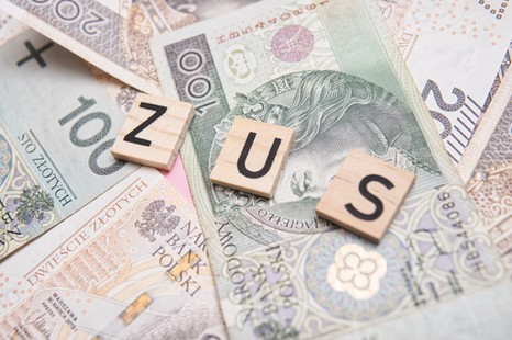 654,48 zł miesięcznie z ZUS. Bez względu na wiek i zarobki. Dla kogo?