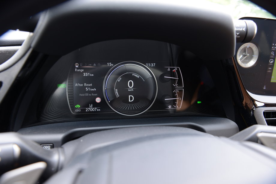 Lexus ES 300h - gadżetów tu jak na lekarstwo. Cyfrowych wskaźników nie ma, a zamiast nich mamy analogowe "zegary" z niewielkimi ekranami, które dostarczą dodatkowych informacji.