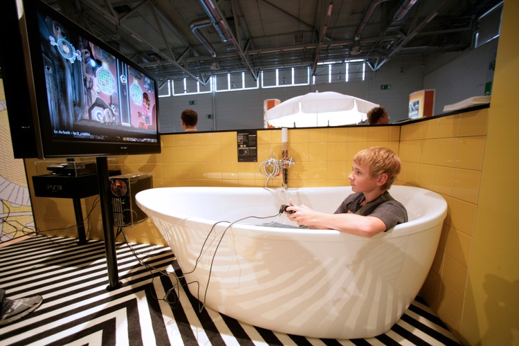 Sposób na relaks - gra na Sony Play Station 3 w wannie.