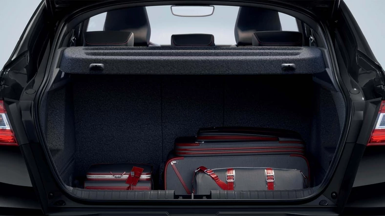 Nawet nieco pomniejszony bagażnik wersji E-Tech bez problemu pomieści sprzęt sportowy lub walizki na wakacyjny wyjazd
