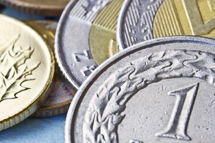 Deficyt sektora w 2018 r. wyniósł 0,4 proc. PKB. Dług sektora finansów publicznych maleje