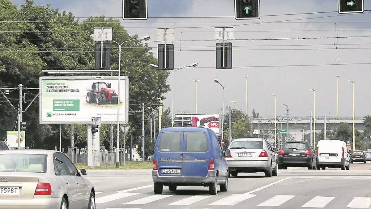 Kierowcy będą mieli łatwiej na Nabrzeżu Wieleckim. - Zmiany wprowadzone zostaną w momencie rozpoczęcia obowiązywania czasowej organizacji ruchu na przebudowę al. Niepodległości przez firmę Energopol Szczecin - mówi Marcin Charęza, szef referatu ds. organizacji ruchu Urzędu Miasta Szczecin. - Jeszcze nie mam zgłoszenia, kiedy to nastąpi, ale sądzę, że na dniach.