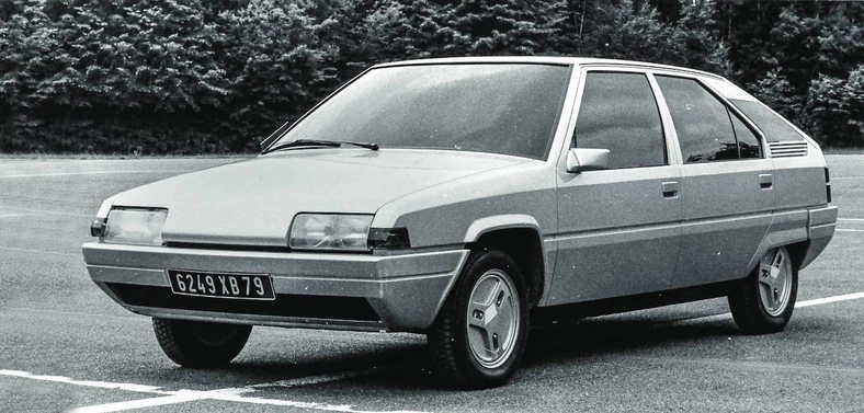 1978 Citroen XB (Bertone). Przód z małymi kierunkowskazami i szyby w słupkach C – poza tym model był bardzo bliski autu seryjnemu.