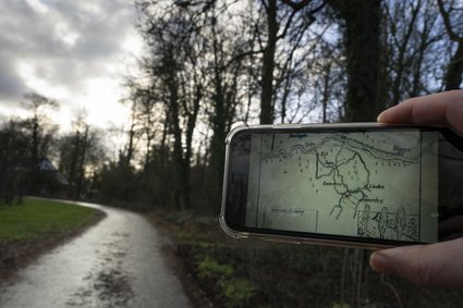 Poszukiwacze skarbów opanowali holenderską wioskę. Szukają klejnotów zakopanych przez nazistów. Miasto błaga ich, by przestali