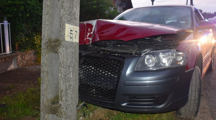 Ismerőse autójával közlekedett egy 27 éves Pápa-környéki férfi, betonoszlopnak csapódott /Fotó: police.hu